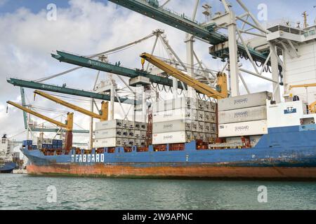 Miami, Florida, USA - 1. Dezember 2023: Dockside-Krane entladen das Seaboard-Containerschiff Helle Ritscher in Miami Docks Stockfoto