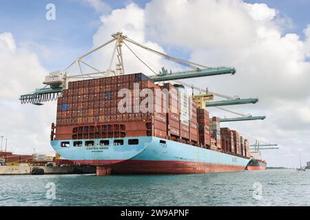 Miami, Florida, USA - 1. Dezember 2023: Dockside-Kräne beladen das Maersk-Containerschiff Gjertud Maersk in Miami Docks Stockfoto