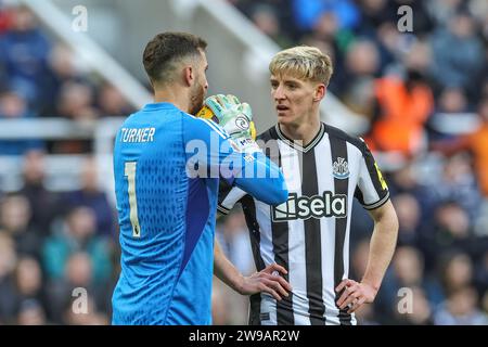 Newcastle, Großbritannien. Dezember 2023. Anthony Gordon von Newcastle United spricht mit Matt Turner aus Nottingham Forest, nachdem Newcastle während des Premier League-Spiels Newcastle United gegen Nottingham Forest in St. einen Elfmeter erhalten hat James's Park, Newcastle, Großbritannien, 26. Dezember 2023 (Foto: Mark Cosgrove/News Images) Credit: News Images LTD/Alamy Live News Stockfoto