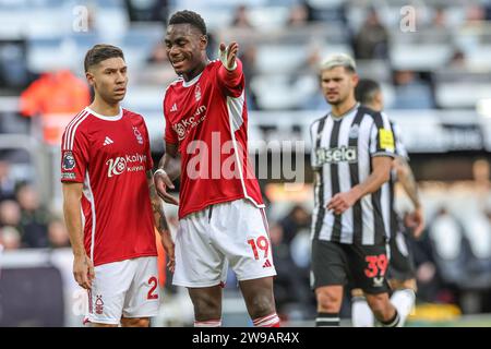 Newcastle, Großbritannien. Dezember 2023. Moussa Niakhaté aus Nottingham Forest spricht mit Gonzalo Montiel aus Nottingham Forest, nachdem Newcastle während des Premier League-Spiels Newcastle United gegen Nottingham Forest in St. einen Elfmeter erhalten hat James's Park, Newcastle, Großbritannien, 26. Dezember 2023 (Foto: Mark Cosgrove/News Images) Credit: News Images LTD/Alamy Live News Stockfoto