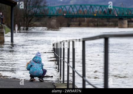 Decin, Tschechische Republik. Dezember 2023. Am 26. Dezember 2023 überflutete Böschung in Decin, wo der Elbestand den dritthöchsten Hochwasserstand überschritt, Region Usti nad Labem. Quelle: Ondrej Hajek/CTK Photo/Alamy Live News Stockfoto