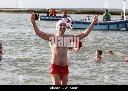 West Mersea, Großbritannien. Dezember 2023. Der 17. Weihnachtsfeiertag in West Mersea auf Mersea Island in Essex. Diese jährliche Veranstaltung sammelt Geld für die RNLI, die eine Station in der Nähe haben. Credit:Eastern Views/Alamy Live News Stockfoto