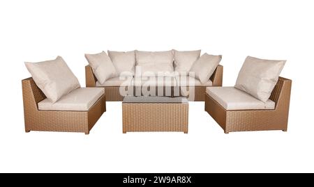 Rattanmöbel für Garten oder Terrasse. Komfortables Sofa und zwei Sessel mit weichen Kissen und einem Couchtisch. Stockfoto