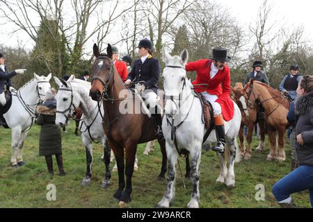 Hawridge, Chesham, Großbritannien. Dezember 2023. Reiter und ihre Hunde versammeln sich vor der jährlichen Jagd auf einem Feld. Quelle: Uwe Deffner/Alamy Live News Stockfoto
