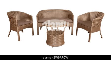 Rattanmöbel für Garten oder Terrasse. Komfortables Sofa und zwei Sessel mit weichen Kissen und einem Couchtisch. Stockfoto