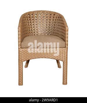 Sessel mit weichen Kissen, isoliert auf weiß. Rattanmöbel für den Garten. Stockfoto