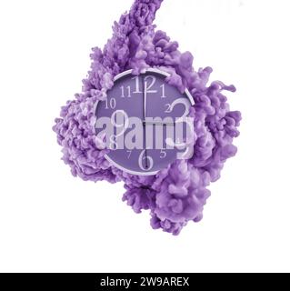 Uhr in Wolken aus violetter Farbe isoliert auf weißem Hintergrund. Zeitmanagement-Konzept. Tintenspritzer. Stockfoto