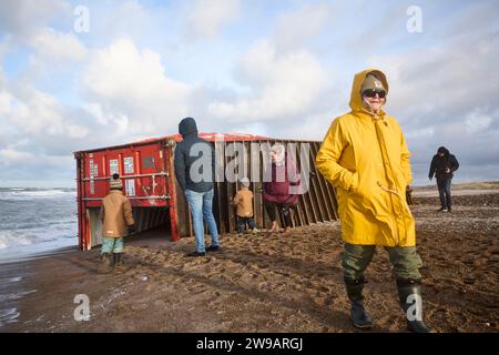 Wrackage entlang der Westküste am Tranum Beach in Nordjütland, Dienstag, 26. Dezember 2023. Der Inhalt von 46 verlorenen Containern des Schiffes Mayview Maersk wird in Nordjütland an Land gewaschen. Die Container wurden während des Sturms Pia über Bord gespült. Foto: Claus Bjoern Larsen/Ritzau Scanpix 2023 Stockfoto