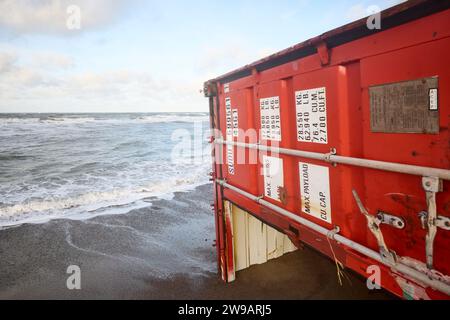 Wrackage entlang der Westküste am Tranum Beach in Nordjütland, Dienstag, 26. Dezember 2023. Der Inhalt von 46 verlorenen Containern des Schiffes Mayview Maersk wird in Nordjütland an Land gewaschen. Die Container wurden während des Sturms Pia über Bord gespült. Foto: Claus Bjoern Larsen/Ritzau Scanpix 2023 Stockfoto