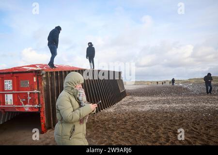 Wrackage entlang der Westküste am Tranum Beach in Nordjütland, Dienstag, 26. Dezember 2023. Der Inhalt von 46 verlorenen Containern des Schiffes Mayview Maersk wird in Nordjütland an Land gewaschen. Die Container wurden während des Sturms Pia über Bord gespült. Foto: Claus Bjoern Larsen/Ritzau Scanpix 2023 Stockfoto