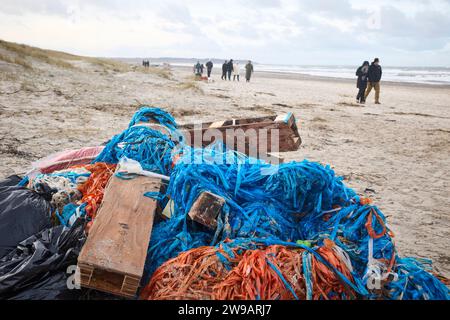 Wrackage entlang der Westküste am Tranum Beach in Nordjütland, Dienstag, 26. Dezember 2023. Der Inhalt von 46 verlorenen Containern des Schiffes Mayview Maersk wird in Nordjütland an Land gewaschen. Die Container wurden während des Sturms Pia über Bord gespült. Foto: Claus Bjoern Larsen/Ritzau Scanpix 2023 Stockfoto