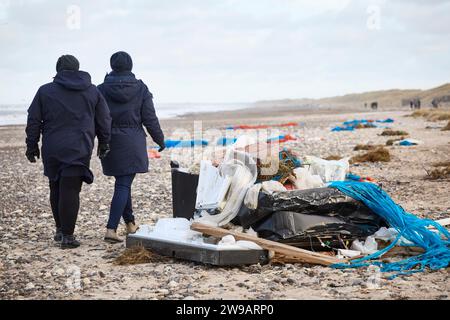 Wrackage entlang der Westküste am Tranum Beach in Nordjütland, Dienstag, 26. Dezember 2023. Der Inhalt von 46 verlorenen Containern des Schiffes Mayview Maersk wird in Nordjütland an Land gewaschen. Die Container wurden während des Sturms Pia über Bord gespült. Foto: Claus Bjoern Larsen/Ritzau Scanpix 2023 Stockfoto