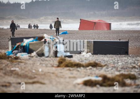 Wrackage entlang der Westküste am Tranum Beach in Nordjütland, Dienstag, 26. Dezember 2023. Der Inhalt von 46 verlorenen Containern des Schiffes Mayview Maersk wird in Nordjütland an Land gewaschen. Die Container wurden während des Sturms Pia über Bord gespült. Foto: Claus Bjoern Larsen/Ritzau Scanpix 2023 Stockfoto