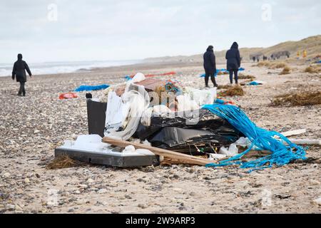 Wrackage entlang der Westküste am Tranum Beach in Nordjütland, Dienstag, 26. Dezember 2023. Der Inhalt von 46 verlorenen Containern des Schiffes Mayview Maersk wird in Nordjütland an Land gewaschen. Die Container wurden während des Sturms Pia über Bord gespült. Foto: Claus Bjoern Larsen/Ritzau Scanpix 2023 Stockfoto