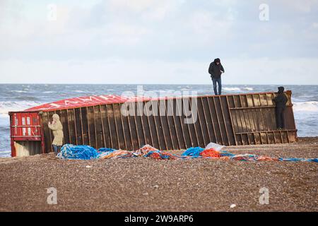 Wrackage entlang der Westküste am Tranum Beach in Nordjütland, Dienstag, 26. Dezember 2023. Der Inhalt von 46 verlorenen Containern des Schiffes Mayview Maersk wird in Nordjütland an Land gewaschen. Die Container wurden während des Sturms Pia über Bord gespült. Foto: Claus Bjoern Larsen/Ritzau Scanpix 2023 Stockfoto