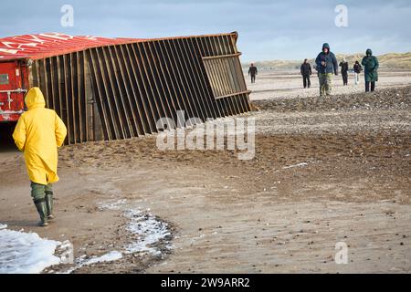 Wrackage entlang der Westküste am Tranum Beach in Nordjütland, Dienstag, 26. Dezember 2023. Der Inhalt von 46 verlorenen Containern des Schiffes Mayview Maersk wird in Nordjütland an Land gewaschen. Die Container wurden während des Sturms Pia über Bord gespült. Foto: Claus Bjoern Larsen/Ritzau Scanpix 2023 Stockfoto