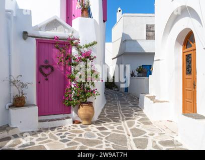 Wunderschöne Marpissa, mit einer berühmten pinken Tür auf instagram. Stockfoto