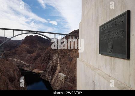 Eine allgemeine Ansicht des Hoover Dam Bypass, auch bekannt als Pat Tillman Memorial Bridge und eine Gedenktafel für den ehemaligen Präsidenten Herbert Clark Hoover at Stockfoto