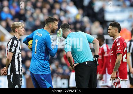 Newcastle, Großbritannien. Dezember 2023. Matt Turner aus Nottingham Forest spricht mit Schiedsrichter Chris Kavanagh, nachdem Newcastle während des Premier League-Spiels Newcastle United gegen Nottingham Forest in St. einen Elfmeter erhalten hat James's Park, Newcastle, Vereinigtes Königreich, 26. Dezember 2023 (Foto: Mark Cosgrove/News Images) in Newcastle, Vereinigtes Königreich am 26.12.2023. (Foto: Mark Cosgrove/News Images/SIPA USA) Credit: SIPA USA/Alamy Live News Stockfoto