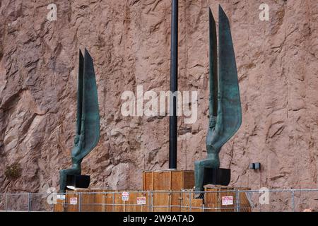 Die Winged Figures of the Republic Statutes auf der Seite von Nevada von Oskar J.W. HansenHoover Dam, Nevada, USA. Bild aufgenommen am 7. Dezember 2023. Stockfoto