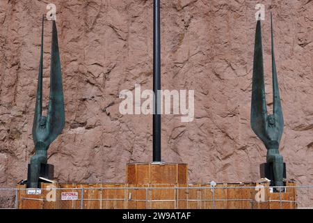 Die Winged Figures of the Republic Statutes auf der Seite von Nevada von Oskar J.W. HansenHoover Dam, Nevada, USA. Bild aufgenommen am 7. Dezember 2023. Stockfoto