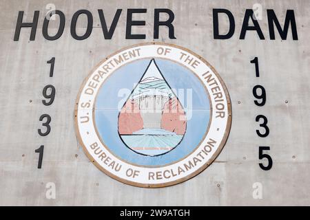 Das Schild des US-Innenministeriums im Hoover Dam Besucherzentrum Hoover Dam, Nevada, USA. Bild aufgenommen am 7. Dezember 2023. © Belinda Jiao Stockfoto