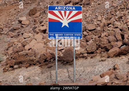 Ein Schild mit der Aufschrift „Welcome to Arizona“ besagt „The Grand Canyon State Welcome you“ am Hoover Dam, Arizona, USA. Bild aufgenommen am 7. Dezember 2023. © Belinda Stockfoto