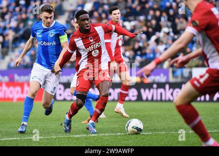 Genk, Belgien. Dezember 2023. Genks Bryan Heynen und Antwerpen Mandela Keita kämpfen um den Ball während eines Fußballspiels zwischen KRC Genk und Royal Antwerp FC am Dienstag, den 26. Dezember 2023 in Genk, am 20. Tag der Saison 2023-2024 der ersten Liga der belgischen Meisterschaft. BELGA FOTO JOHAN EYCKENS Credit: Belga News Agency/Alamy Live News Stockfoto