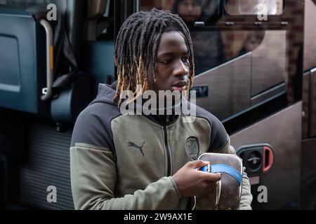 Fábio Jaló #12 von Barnsley kommt während des Sky Bet League 1-Spiels Port Vale gegen Barnsley in Vale Park, Burslem, Großbritannien, 26. Dezember 2023 (Foto: Alfie Cosgrove/News Images) Stockfoto