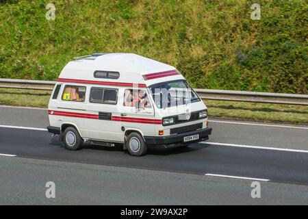 1990 90er Jahre VW Volkswagen Transporter 78 PS großer MPV Benzinmotor 1915 ccm Wohnmobil; Fahrt auf der Autobahn M6 im Großraum Manchester, Großbritannien Stockfoto