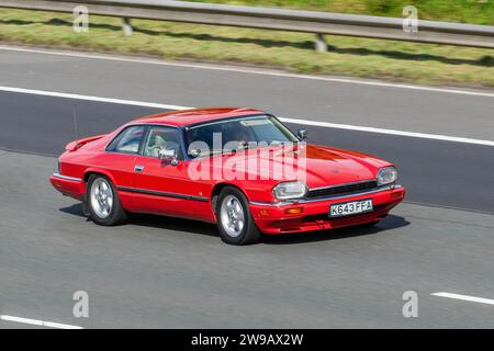 1993 90er Jahre Rot Jaguar XJS 4,0 L CON2+2 Benzinmotor 3980 ccm gerade sechs, 4-Gang-Automatikgetriebe; Fahrt auf der Autobahn M6 im Großraum Manchester, Großbritannien Stockfoto