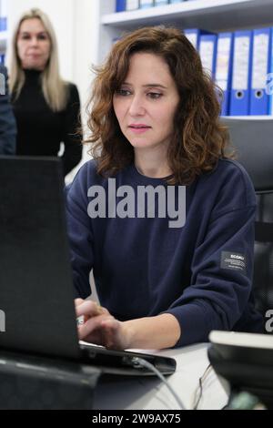 Madrid, Spanien. Dezember 2023. Die Präsidentin der Gemeinschaft Madrid, Isabel Diaz Ayuso, besuchte am 26. Dezember 2023 das Hauptquartier der Madrid Auto-Taxi Association in Madrid. (Foto: Oscar Gonzalez/SIPA USA) (Foto: Oscar Gonzalez/SIPA USA) Credit: SIPA USA/Alamy Live News Stockfoto