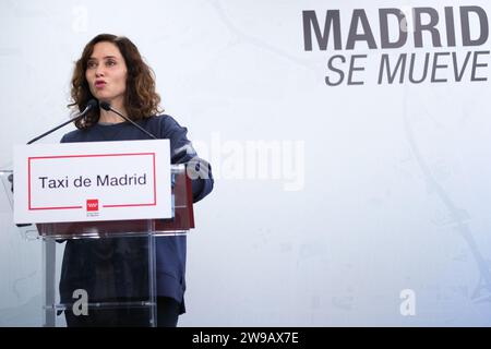 Madrid, Spanien. Dezember 2023. Die Präsidentin der Gemeinschaft Madrid, Isabel Diaz Ayuso, besuchte am 26. Dezember 2023 das Hauptquartier der Madrid Auto-Taxi Association in Madrid. (Foto: Oscar Gonzalez/SIPA USA) (Foto: Oscar Gonzalez/SIPA USA) Credit: SIPA USA/Alamy Live News Stockfoto
