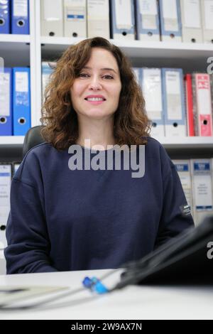 Madrid, Spanien. Dezember 2023. Die Präsidentin der Gemeinschaft Madrid, Isabel Diaz Ayuso, besuchte am 26. Dezember 2023 das Hauptquartier der Madrid Auto-Taxi Association in Madrid. (Foto: Oscar Gonzalez/SIPA USA) (Foto: Oscar Gonzalez/SIPA USA) Credit: SIPA USA/Alamy Live News Stockfoto
