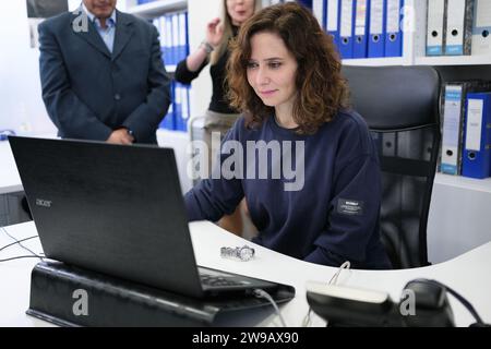 Madrid, Spanien. Dezember 2023. Die Präsidentin der Gemeinschaft Madrid, Isabel Diaz Ayuso, besuchte am 26. Dezember 2023 das Hauptquartier der Madrid Auto-Taxi Association in Madrid. (Foto: Oscar Gonzalez/SIPA USA) (Foto: Oscar Gonzalez/SIPA USA) Credit: SIPA USA/Alamy Live News Stockfoto