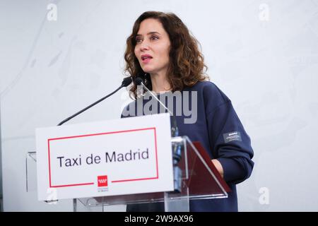Madrid, Spanien. Dezember 2023. Die Präsidentin der Gemeinschaft Madrid, Isabel Diaz Ayuso, besuchte am 26. Dezember 2023 das Hauptquartier der Madrid Auto-Taxi Association in Madrid. (Foto: Oscar Gonzalez/SIPA USA) (Foto: Oscar Gonzalez/SIPA USA) Credit: SIPA USA/Alamy Live News Stockfoto