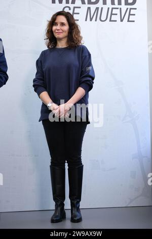 Madrid, Spanien. Dezember 2023. Die Präsidentin der Gemeinschaft Madrid, Isabel Diaz Ayuso, besuchte am 26. Dezember 2023 das Hauptquartier der Madrid Auto-Taxi Association in Madrid. (Foto: Oscar Gonzalez/SIPA USA) (Foto: Oscar Gonzalez/SIPA USA) Credit: SIPA USA/Alamy Live News Stockfoto