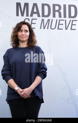Madrid, Spanien. Dezember 2023. Die Präsidentin der Gemeinschaft Madrid, Isabel Diaz Ayuso, besuchte am 26. Dezember 2023 das Hauptquartier der Madrid Auto-Taxi Association in Madrid. (Foto: Oscar Gonzalez/SIPA USA) (Foto: Oscar Gonzalez/SIPA USA) Credit: SIPA USA/Alamy Live News Stockfoto