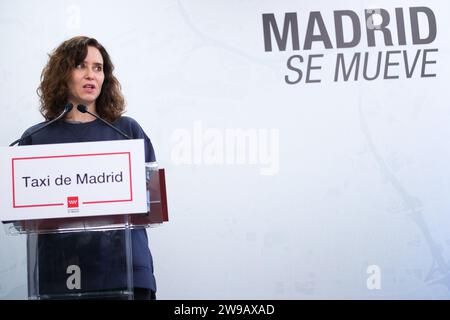 Madrid, Spanien. Dezember 2023. Die Präsidentin der Gemeinschaft Madrid, Isabel Diaz Ayuso, besuchte am 26. Dezember 2023 das Hauptquartier der Madrid Auto-Taxi Association in Madrid. (Foto: Oscar Gonzalez/SIPA USA) (Foto: Oscar Gonzalez/SIPA USA) Credit: SIPA USA/Alamy Live News Stockfoto