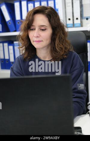 Madrid, Spanien. Dezember 2023. Die Präsidentin der Gemeinschaft Madrid, Isabel Diaz Ayuso, besuchte am 26. Dezember 2023 das Hauptquartier der Madrid Auto-Taxi Association in Madrid. (Foto: Oscar Gonzalez/SIPA USA) (Foto: Oscar Gonzalez/SIPA USA) Credit: SIPA USA/Alamy Live News Stockfoto
