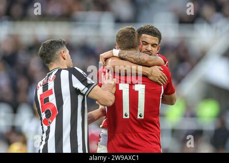 Newcastle, Großbritannien. Dezember 2023. Chris Wood aus Nottingham Forest feiert sein Ziel, es 1-3 zu schaffen, als Fabian Schär aus Newcastle United sie mit Morgan Gibbs-White aus Nottingham Forest während des Premier League-Spiels Newcastle United gegen Nottingham Forest in St. verdrängt James's Park, Newcastle, Großbritannien, 26. Dezember 2023 (Foto: Mark Cosgrove/News Images) Credit: News Images LTD/Alamy Live News Stockfoto