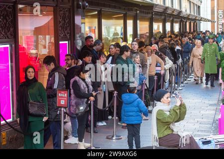 London, Großbritannien. Dezember 2023. Kunden werden am zweiten Weihnachtsfeiertag vor dem Kaufhaus Harrods in Knightsbridge in der Warteschlange gesehen. (Kreditbild: © Tayfun Salci/ZUMA Press Wire) NUR REDAKTIONELLE VERWENDUNG! Nicht für kommerzielle ZWECKE! Stockfoto