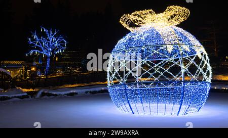 Weihnachtslichter, die ein großes Ornament dekotieren. Stockfoto