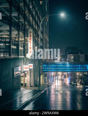 Parkhaus-Schild und Straße in einer regnerischen Nacht in Saint John, New Brunswick, Kanada Stockfoto