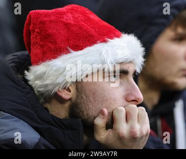 Newcastle, Großbritannien. Dezember 2023. Ein niedergeschlagener Newcastle-Fan blickt 1-3 während des Premier League-Spiels Newcastle United gegen Nottingham Forest in St. James's Park, Newcastle, Großbritannien, 26. Dezember 2023 (Foto: Mark Cosgrove/News Images) Credit: News Images LTD/Alamy Live News Stockfoto