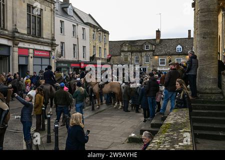 Chipping Norton, Großbritannien. Dezember 2023. Treffen der Heythrop Hunts Treffen Sie sich im Fox Inn auf dem Marktplatz von Chipping Norton, einer Marktstadt in den Cotswold Hills in West Oxfordshire im britischen Oxfordshire. Quelle: Peter Nixon / Alamy Live News Stockfoto