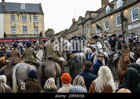 Chipping Norton, Großbritannien. Dezember 2023. Treffen der Heythrop Hunts Treffen Sie sich im Fox Inn auf dem Marktplatz von Chipping Norton, einer Marktstadt in den Cotswold Hills in West Oxfordshire im britischen Oxfordshire. Quelle: Peter Nixon / Alamy Live News Stockfoto