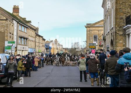 Chipping Norton, Großbritannien. Dezember 2023. Treffen der Heythrop Hunts Treffen Sie sich im Fox Inn auf dem Marktplatz von Chipping Norton, einer Marktstadt in den Cotswold Hills in West Oxfordshire im britischen Oxfordshire. Quelle: Peter Nixon / Alamy Live News Stockfoto