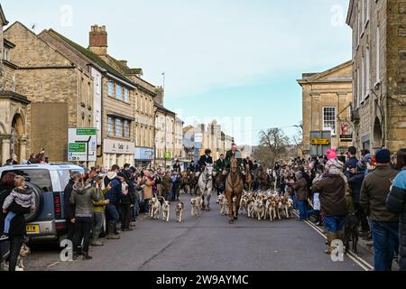 Chipping Norton, Großbritannien. Dezember 2023. Treffen der Heythrop Hunts Treffen Sie sich im Fox Inn auf dem Marktplatz von Chipping Norton, einer Marktstadt in den Cotswold Hills in West Oxfordshire im britischen Oxfordshire. Quelle: Peter Nixon / Alamy Live News Stockfoto