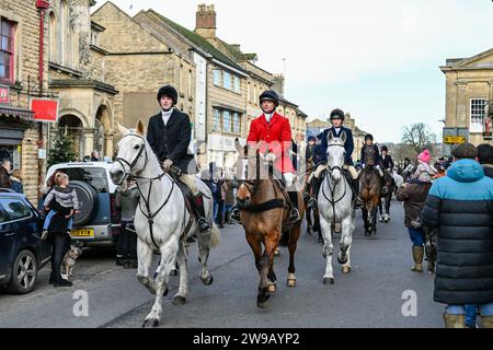 Chipping Norton, Großbritannien. Dezember 2023. Treffen der Heythrop Hunts Treffen Sie sich im Fox Inn auf dem Marktplatz von Chipping Norton, einer Marktstadt in den Cotswold Hills in West Oxfordshire im britischen Oxfordshire. Quelle: Peter Nixon / Alamy Live News Stockfoto